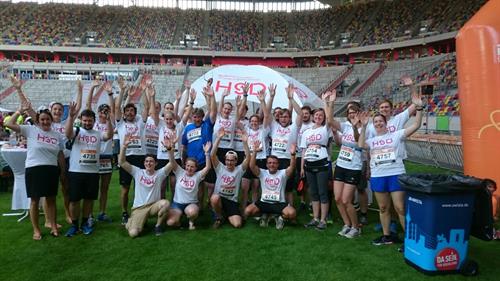 Das HSD-Team macht sich warm für den Lauf.